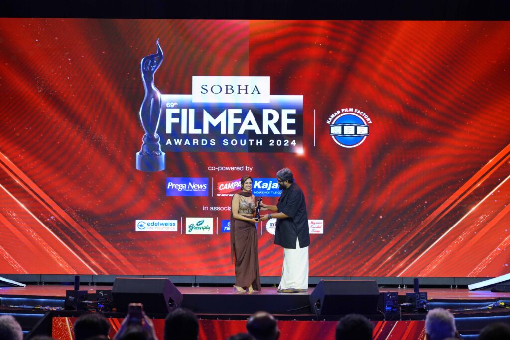 KANNADA Siri Ravikumar wins the Best Actor Female in a leading role Swathi Mutthina Male Haniye at the 69th SOBHA Filmfare Awards South1