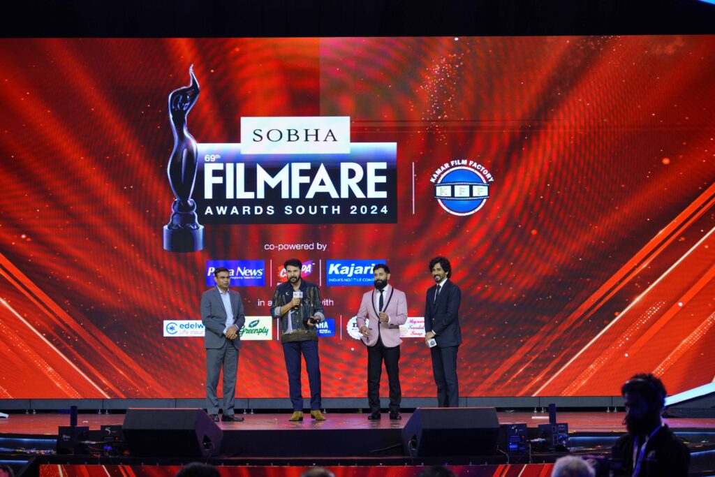 Malayalam Mammootty wins the Best Actor Male in a leading role Nanpakal Nerathu Mayakam at the 69th SOBHA Filmfare Awards South with Kam1