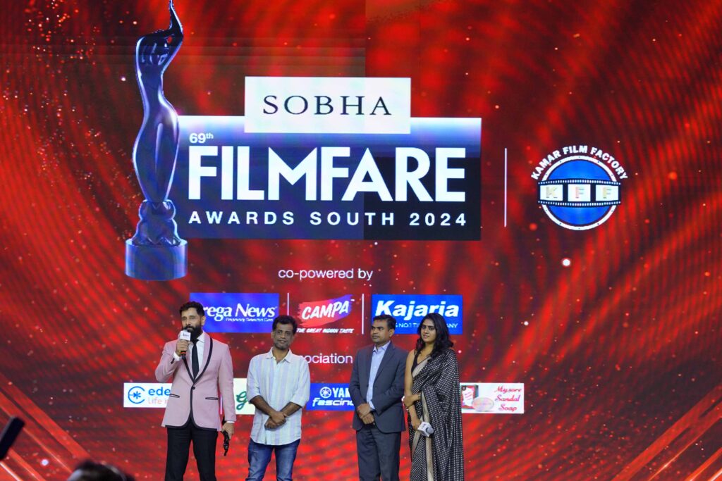 TAMIL Vikram wins the Best Actor Male in a leading role Ponniyin Selvan Part2 at the 69th SOBHA Filmfare Awards South with Kamar Film1